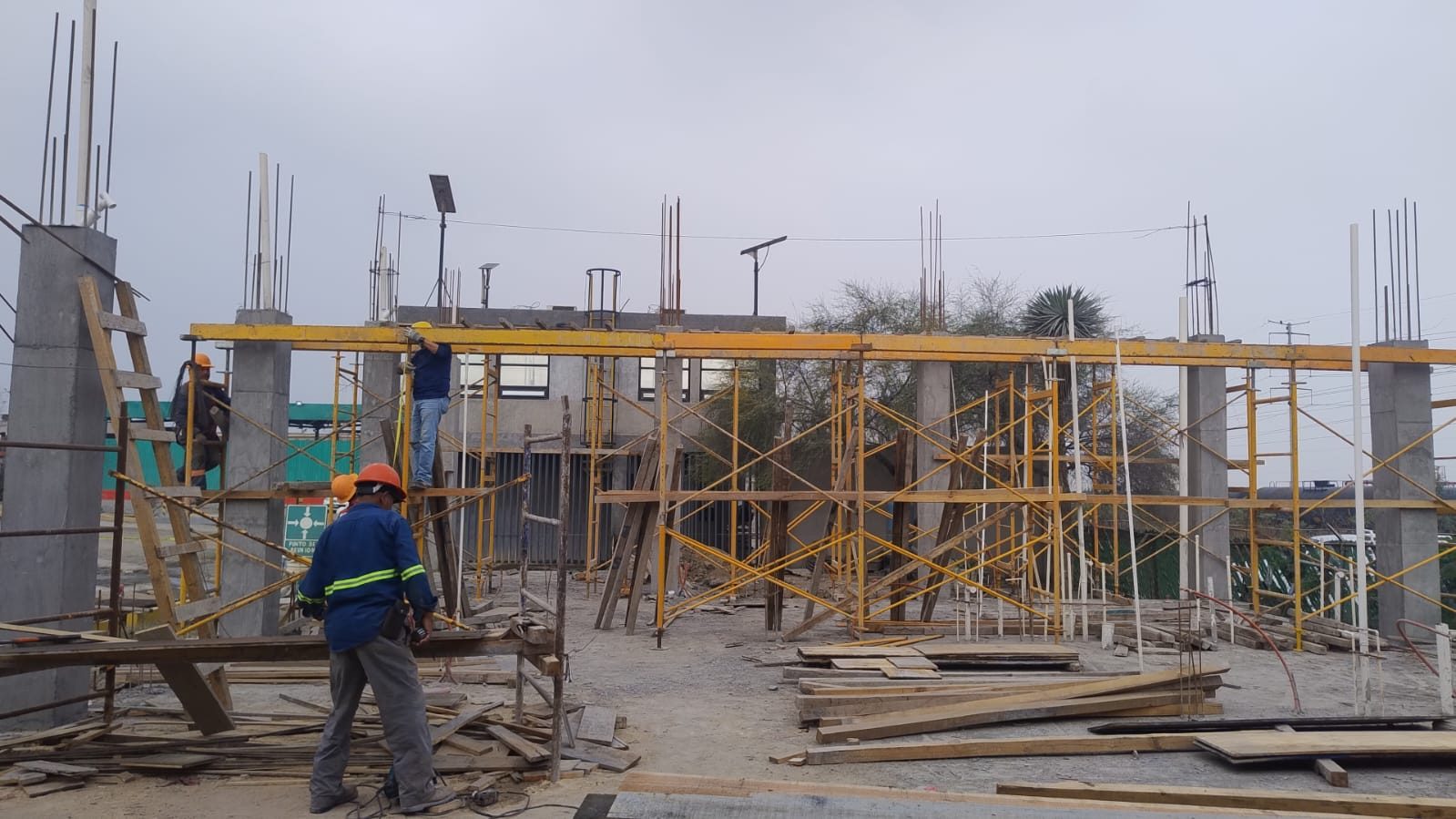 Equipo Garmos trabajando con cimbra metálica