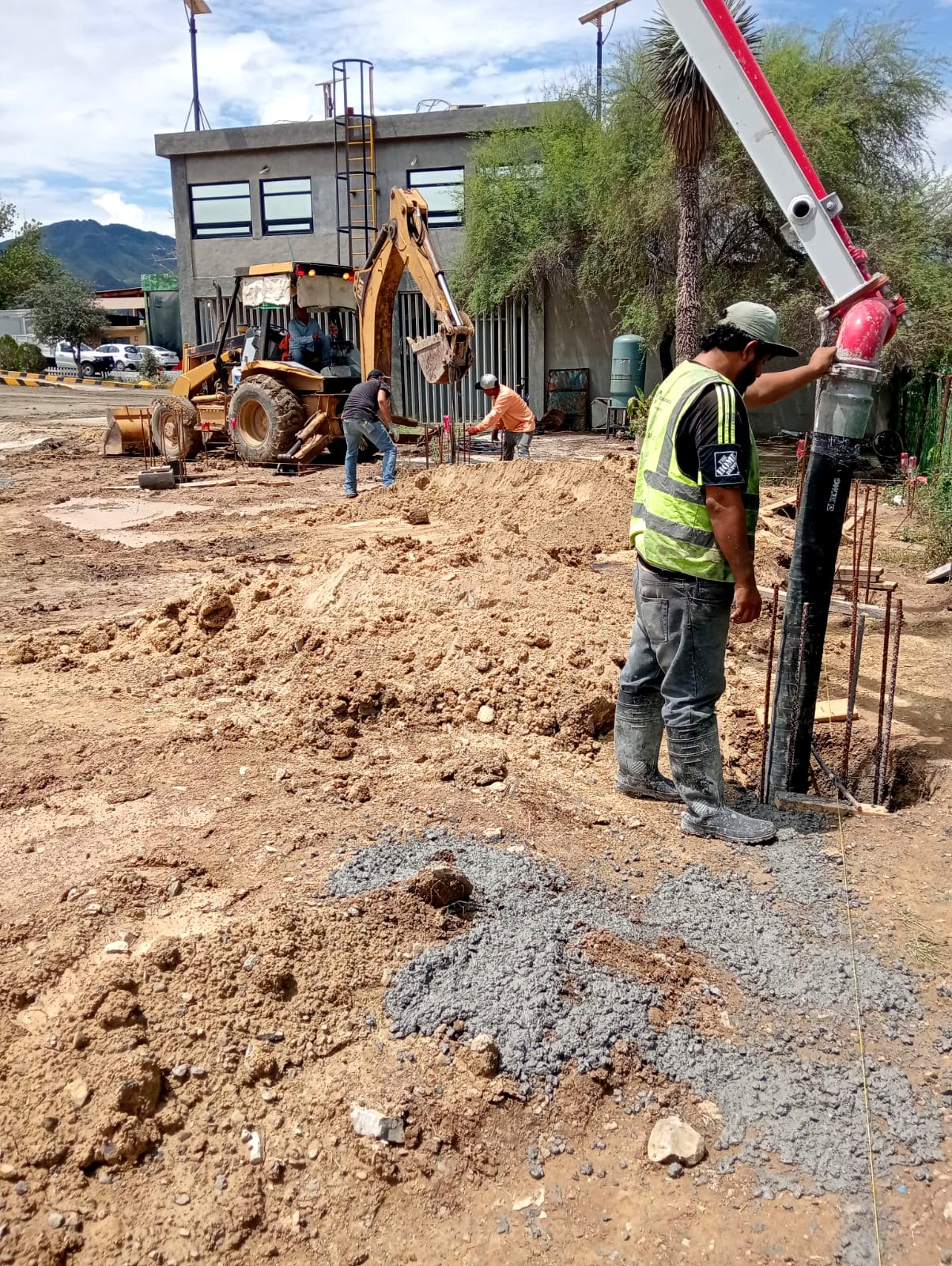 Obra civil — cimentación con maquinaria pesada · Garmos NL